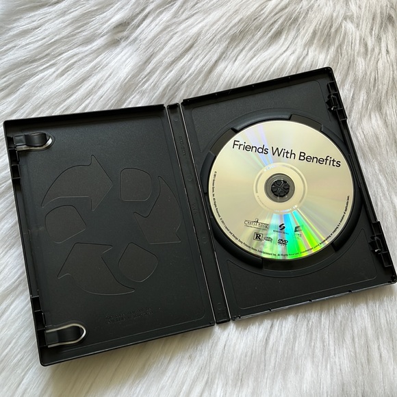 FRIENDS WITH BENEFITS DVD - Picture 2 of 3